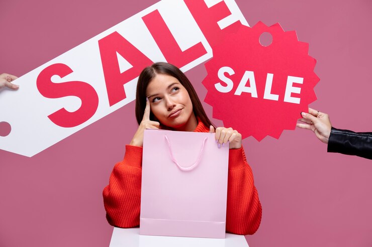close-up-woman-holding-shopping-bags_23-2149220711